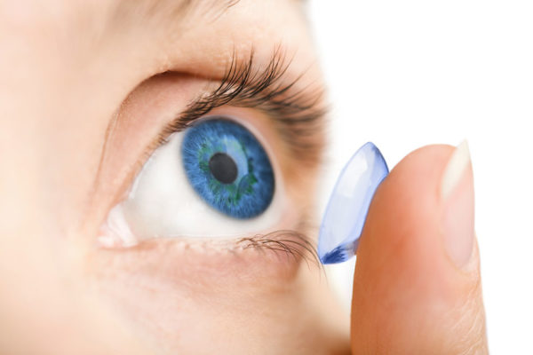 closeup-woman-eye-how-to-wear-contact-lenses